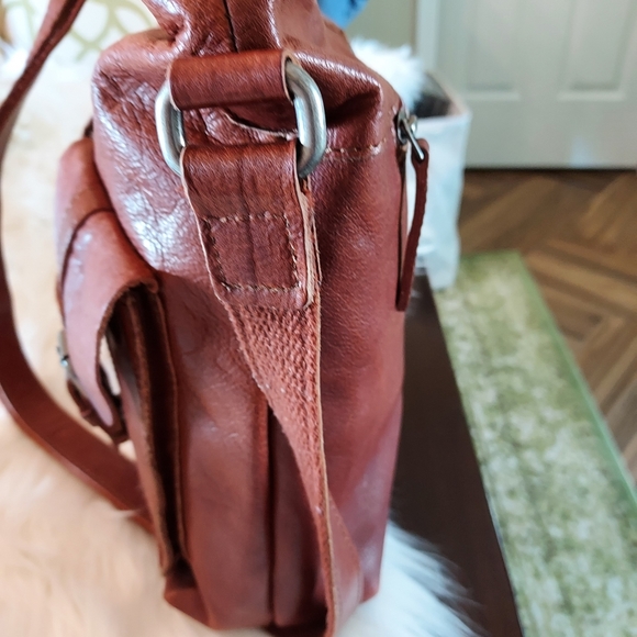 Spikes & Sparrow Whiskey Leather Crossbody Bag :Zip Closure: Snap Pocket Storage - Picture 8 of 16